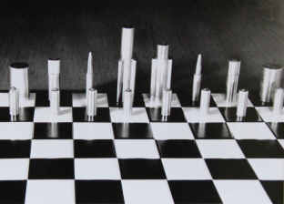 Schachfiguren aus Kupfer auf Schachbrett aus Keramik von der Künstlerin Elke Rehder