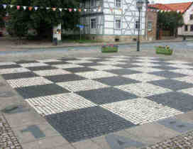 Schach-Platz im Schachdorf Strbeck Lebendschach Schachfiguren